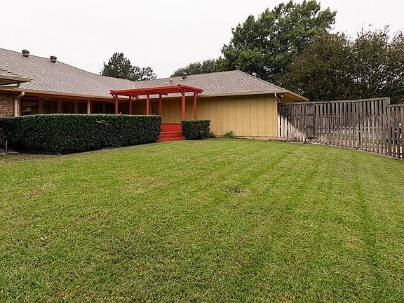 2nd image of 2301 Loch Haven Dr