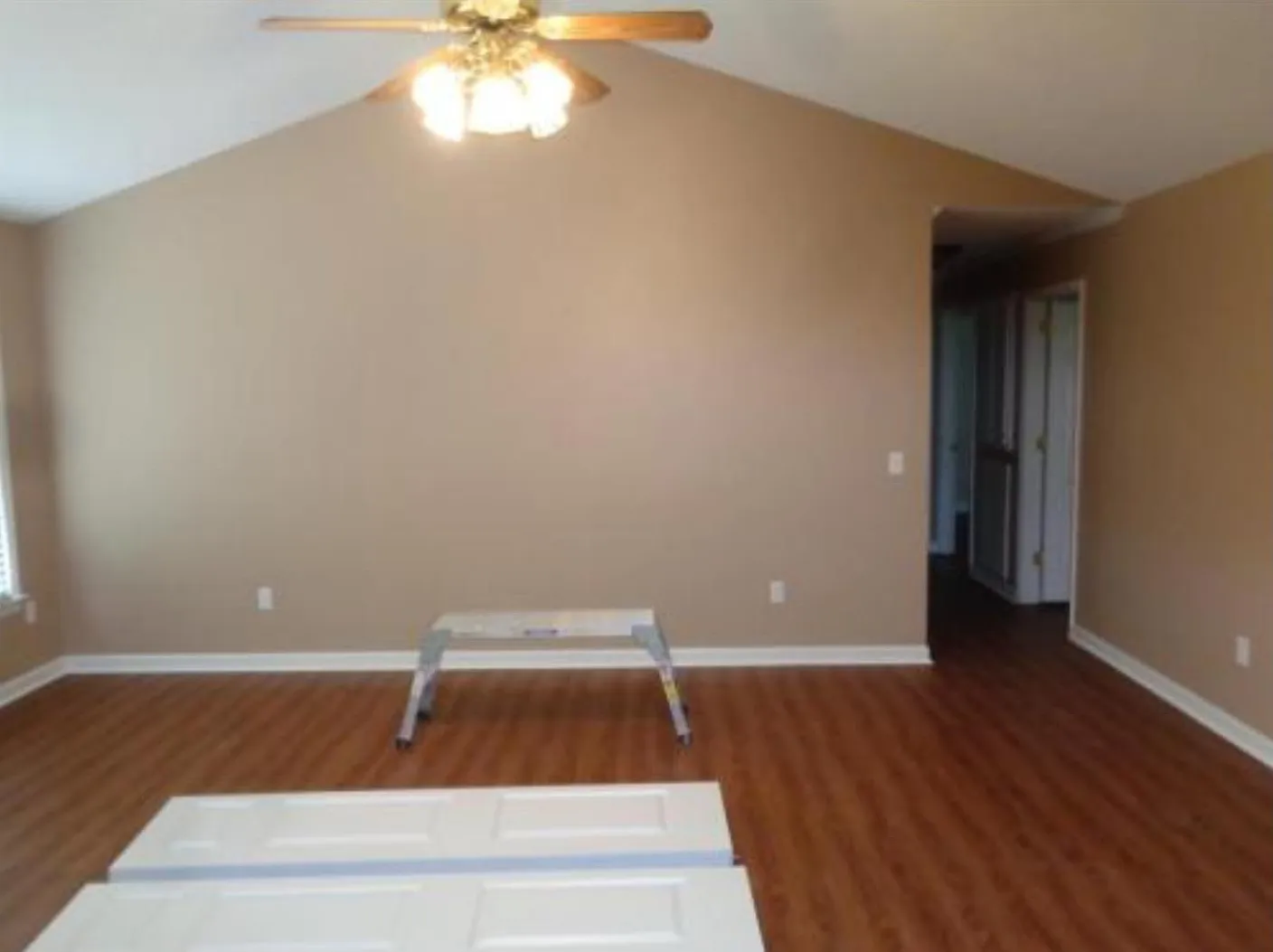3 bed, 1305 sqft, $1,900 — Photo 2