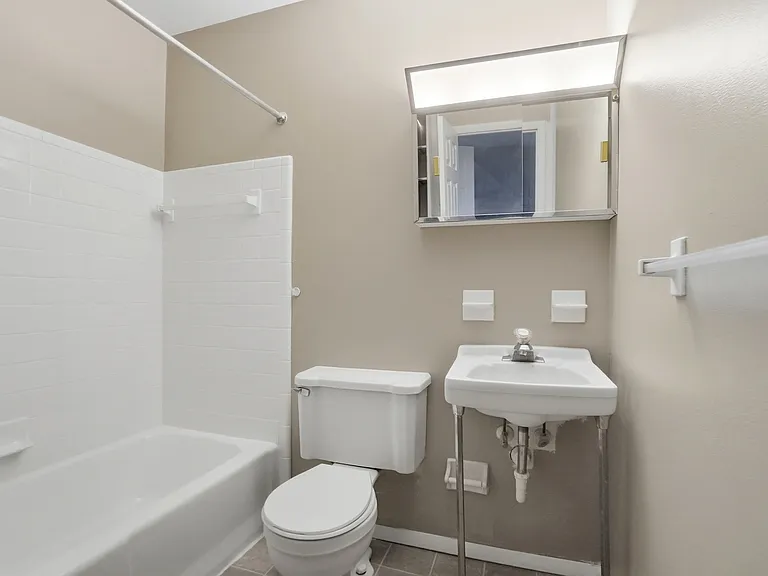 Robert Hock Apartments — Photo 6