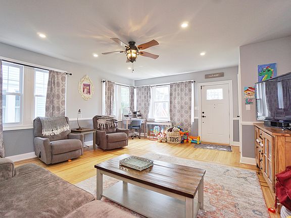 4th image of 241 Wood Ave