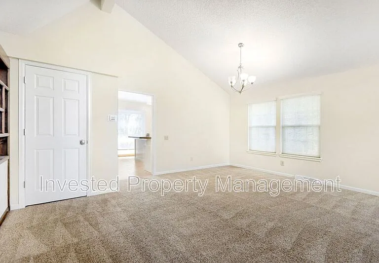 7956 S Vincennes Way — Photo 4