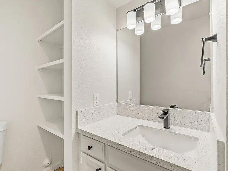 3325 E Lockett Rd — Photo 37