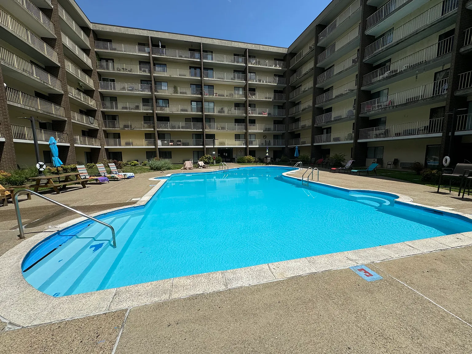 2106 Kanawha Blvd E — Photo 1