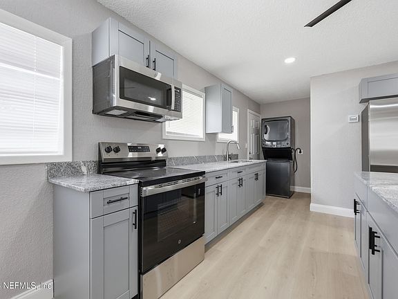 3rd image of 9565 Carbondale Dr W #B