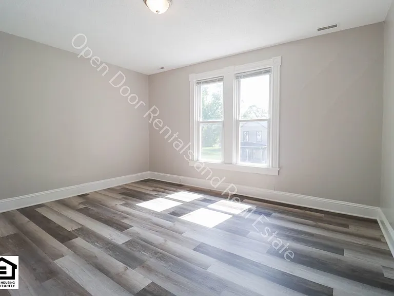340 W Dewald St — Photo 6