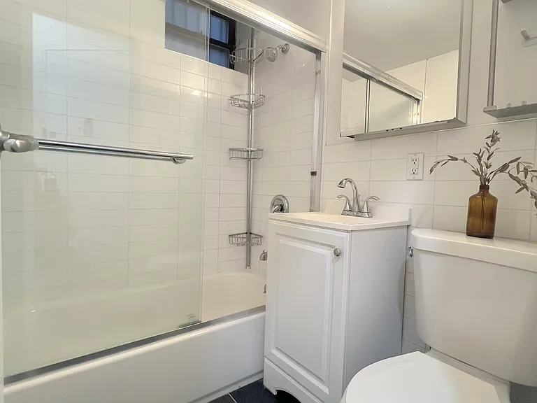255 E 10th St #1C — Photo 4