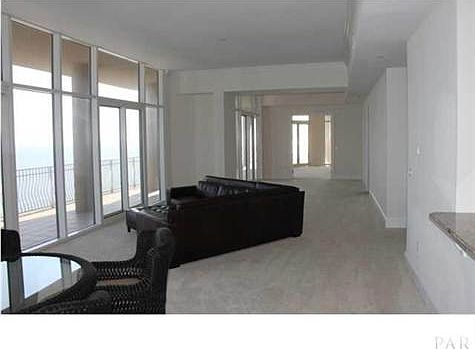Living / Dining Area