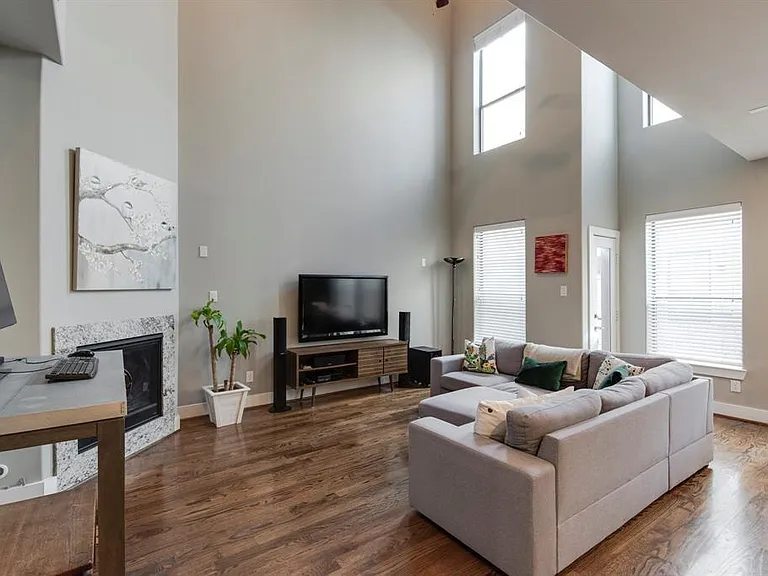 1428 Wilson St — Photo 2