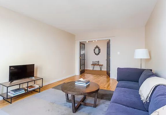 2nd image of 488 Ocean Pkwy APT 6G