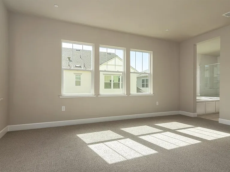 906 Woodbury Ln — Photo 6