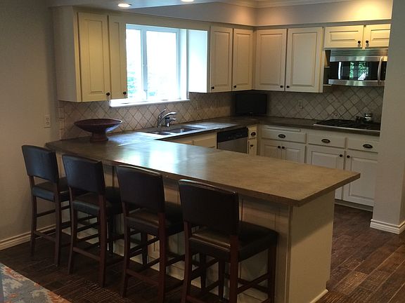 Eat in kitchen w/ stainless