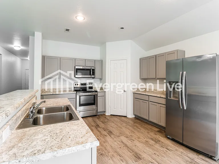 1092 Huntington Dr — Photo 5