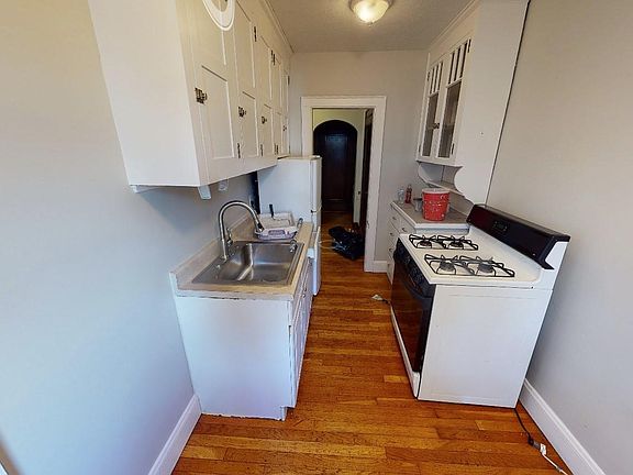 4th image of 119 College Ave S #34