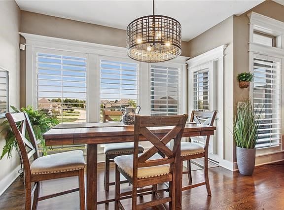 3rd image of 1692 NE Parkwood Dr