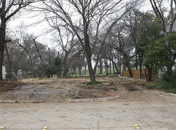 2nd image of 909 N Bailey Ave