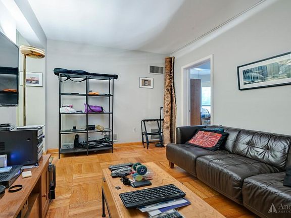 2nd image of 814 Carroll St #1C