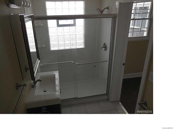 4th image of 125 Midland Ave