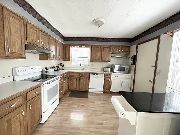 373 E North St — Photo 22