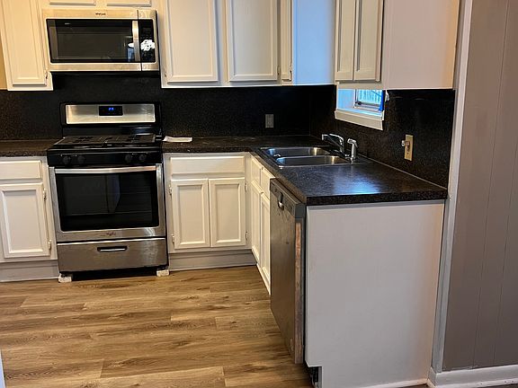 Kitchen East side
Note Microhood, Dishwasher, Stove