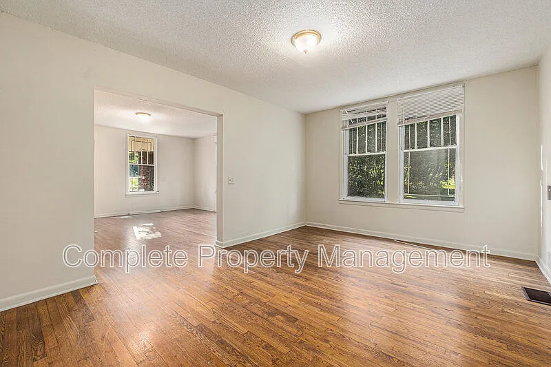 3 bed, 2.0 bath, 2424 sqft, $1,250 — Photo 4