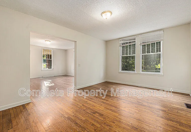 104 Henley St — Photo 4
