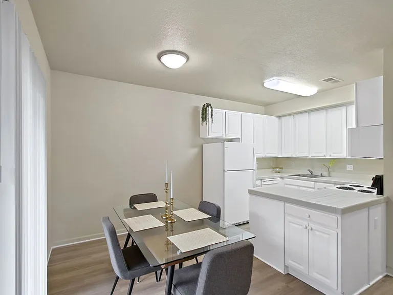 Saratoga West Apartments — Photo 21