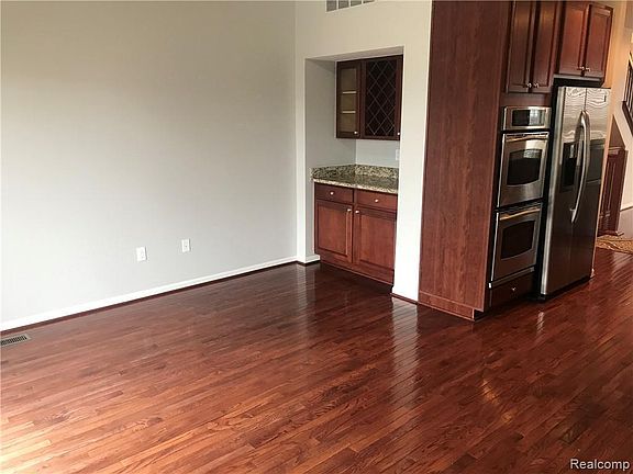 5th image of 552 Graten St