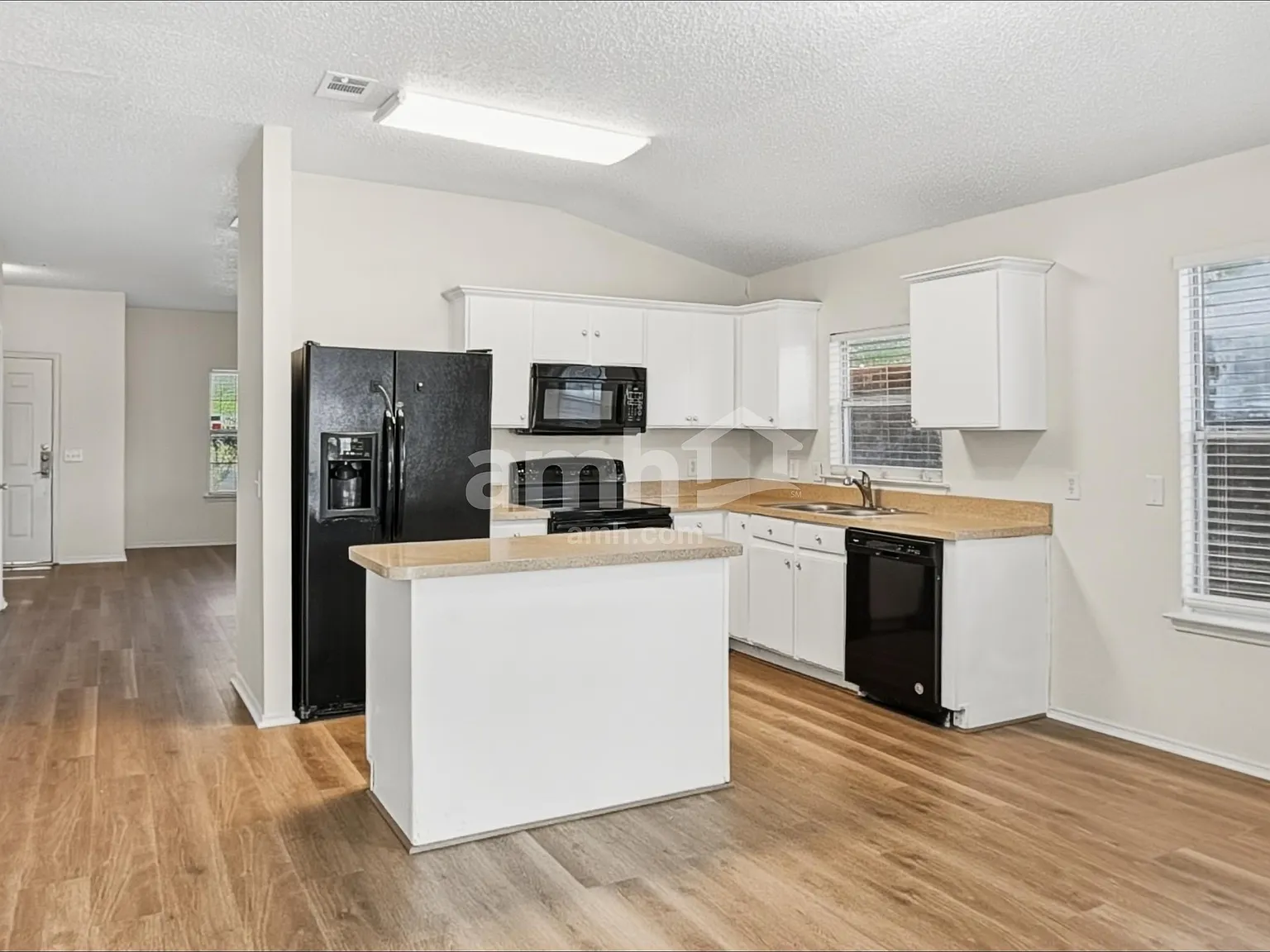 3 bed, 2.0 bath, 1866 sqft, $2,280 — Photo 3