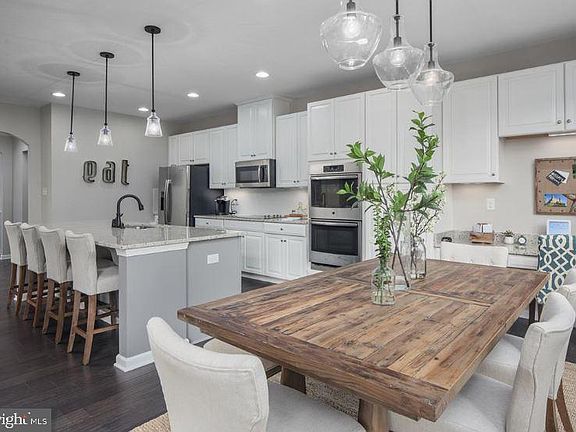 4th image of 881 Sweet Birch Dr