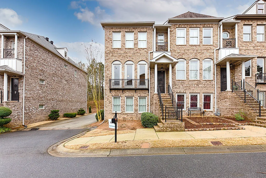 3 bed, 3.5 bath, 2400 sqft, $3,200 — Photo 1