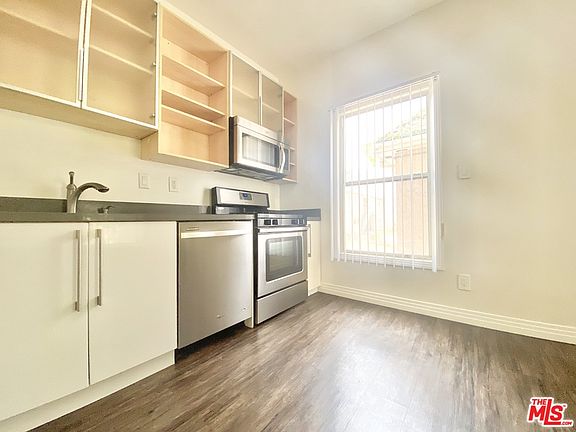 4th image of 826 S Kenmore Ave APT 26