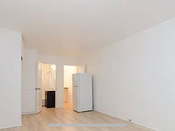 3rd image of 1347 S Cochran Ave APT 5