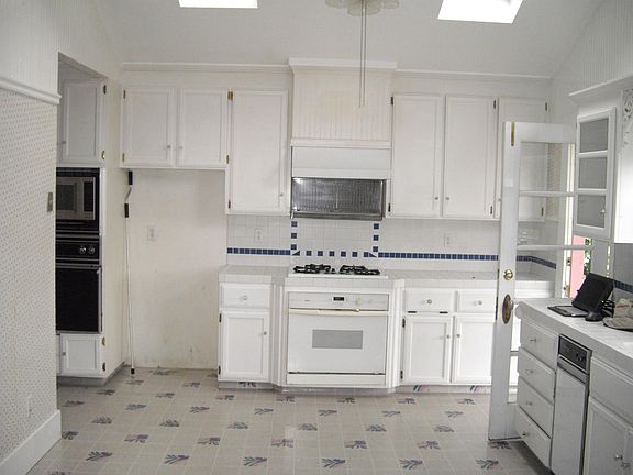 5th image of 315 W 5th St