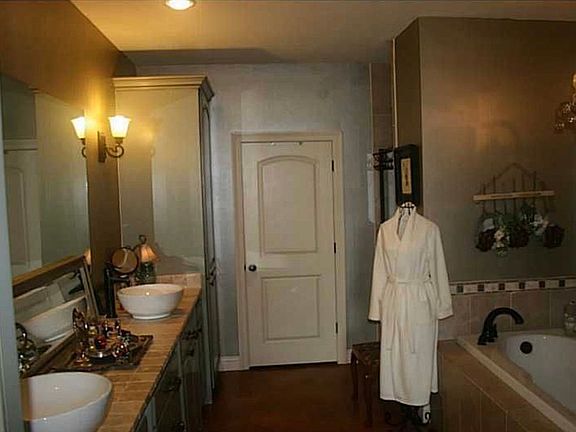 3rd image of 2629 Ravenway Dr