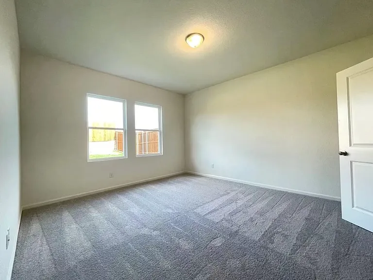 716 Wellington Dr — Photo 18