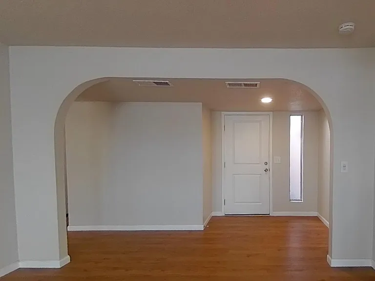 2876 Saratoga Ave — Photo 2