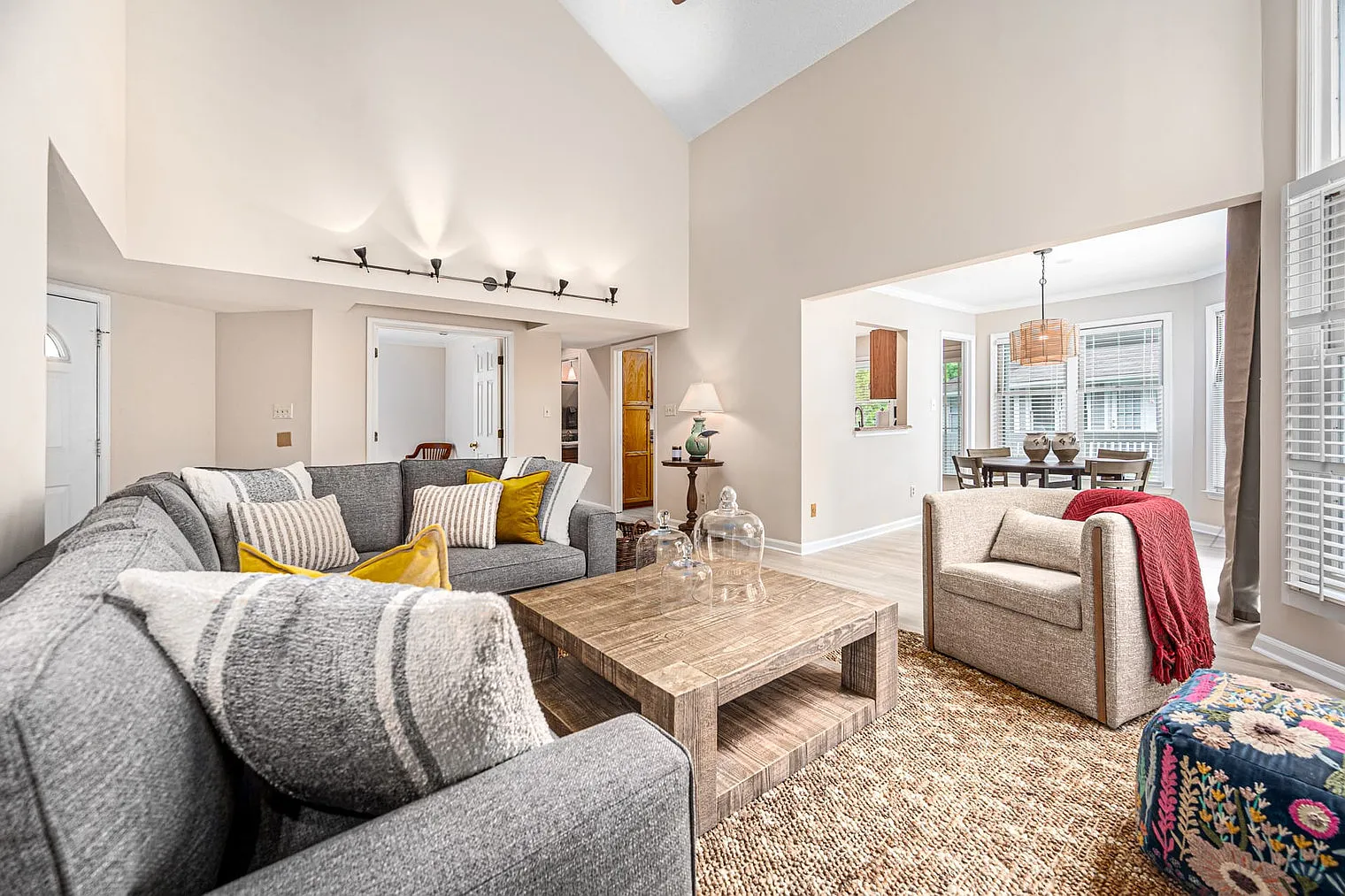 2 bed, 2.0 bath, 1420 sqft, $4,214 — Photo 3