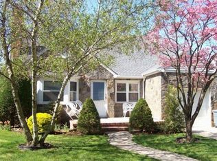 17 Midland Dr, New Hyde Park, NY 11040