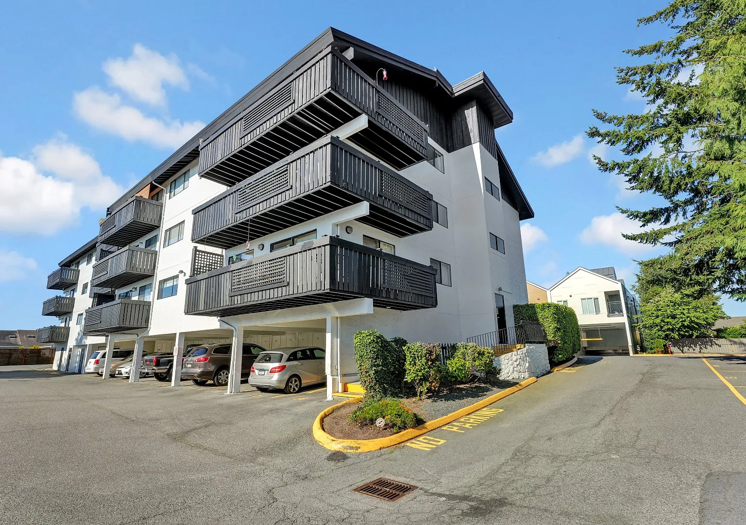 Roberts Manor Apartments — Photo 2