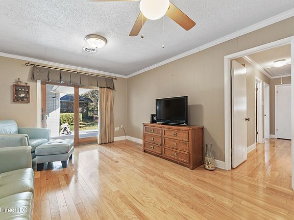 5th image of 15538 Parkwood Dr S