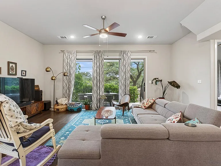 402 Gulfton St — Photo 10