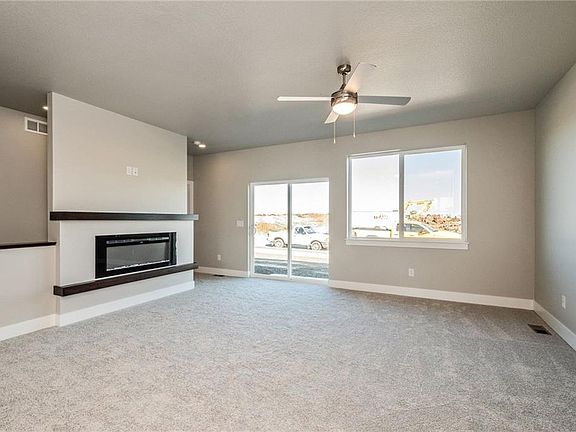 4th image of 17115 Larkspur Ln