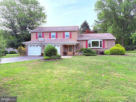 3rd image of 4804 Manor Way