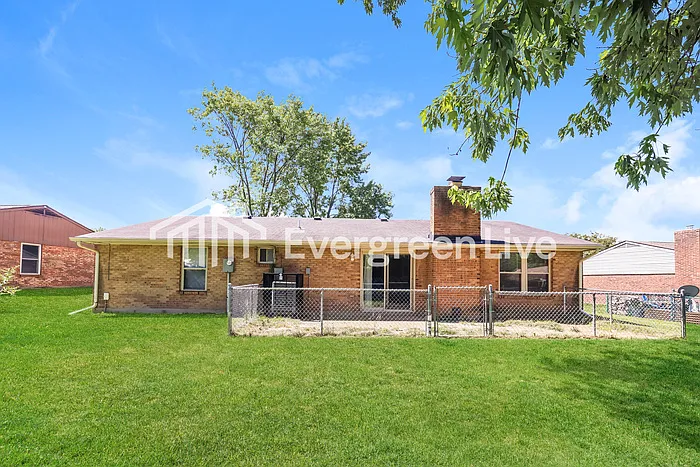 4911 Larchview Dr — Photo 15