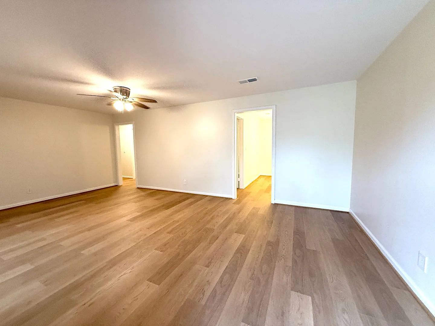 Gorgeous and spacious 4/2/2 on almost an acre in Angleton — Photo 3
