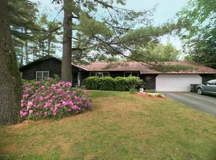 10 Twicwood Ln, Queensbury, NY 12804