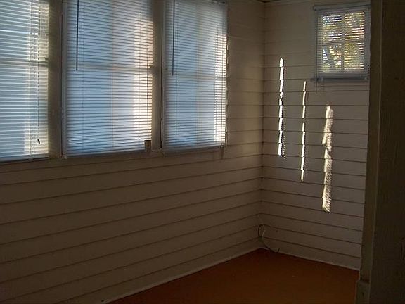 3rd image of 216 Tinkler St