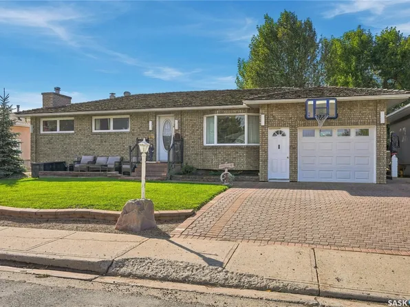 1015 Simcoe Street, Moose Jaw, SK S6H 3J3