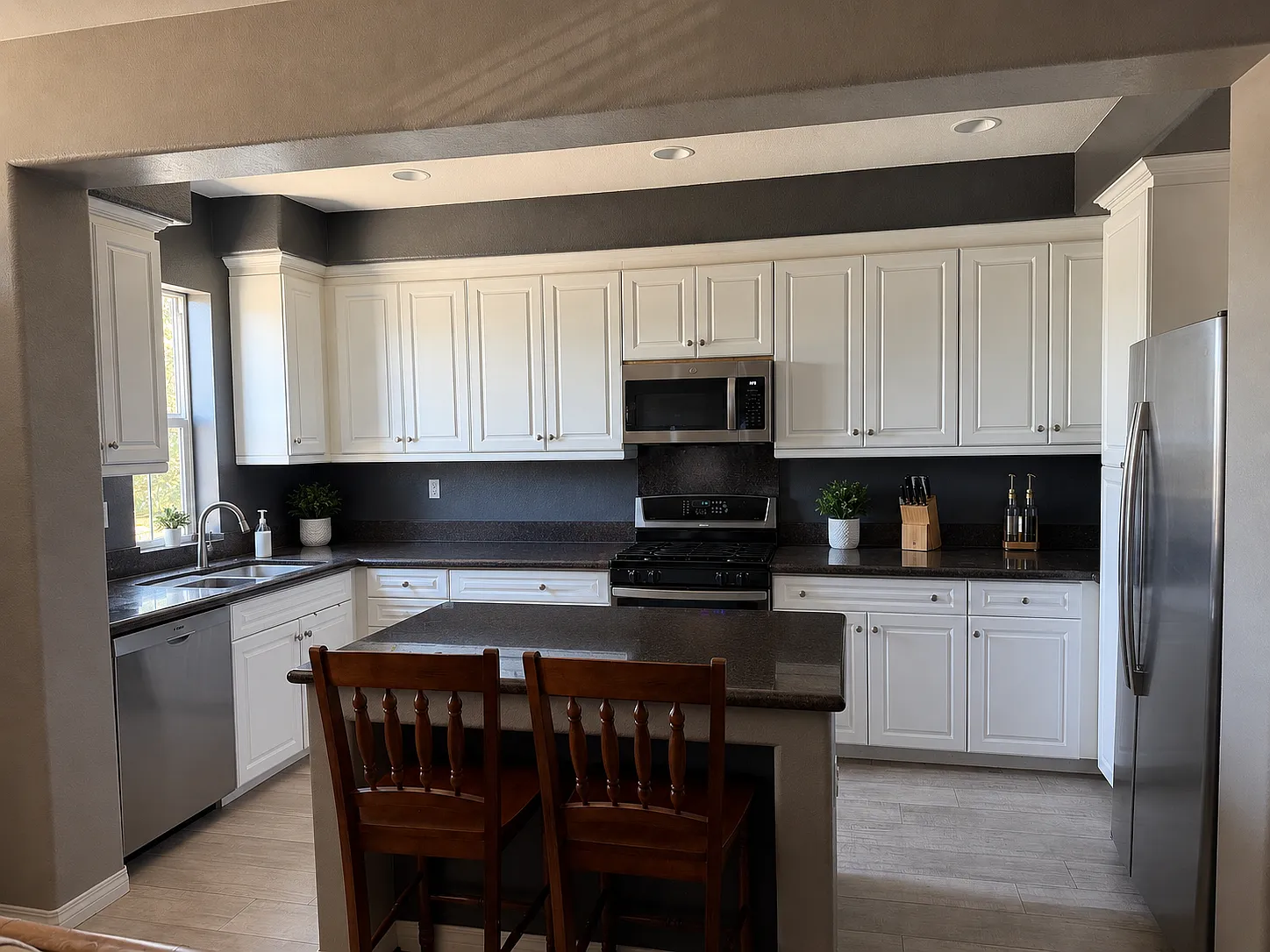4 bed, 2084 sqft, $4,500 — Photo 2