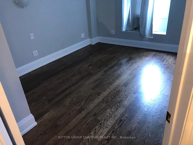135 Mowat Cres — Photo 12